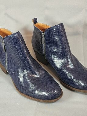 Lucky Brand Basel Women's Navy Textured Ankle Booties with Side Zipper